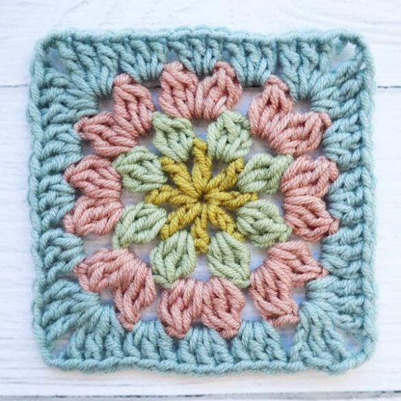 How to crochet a simple flower granny square